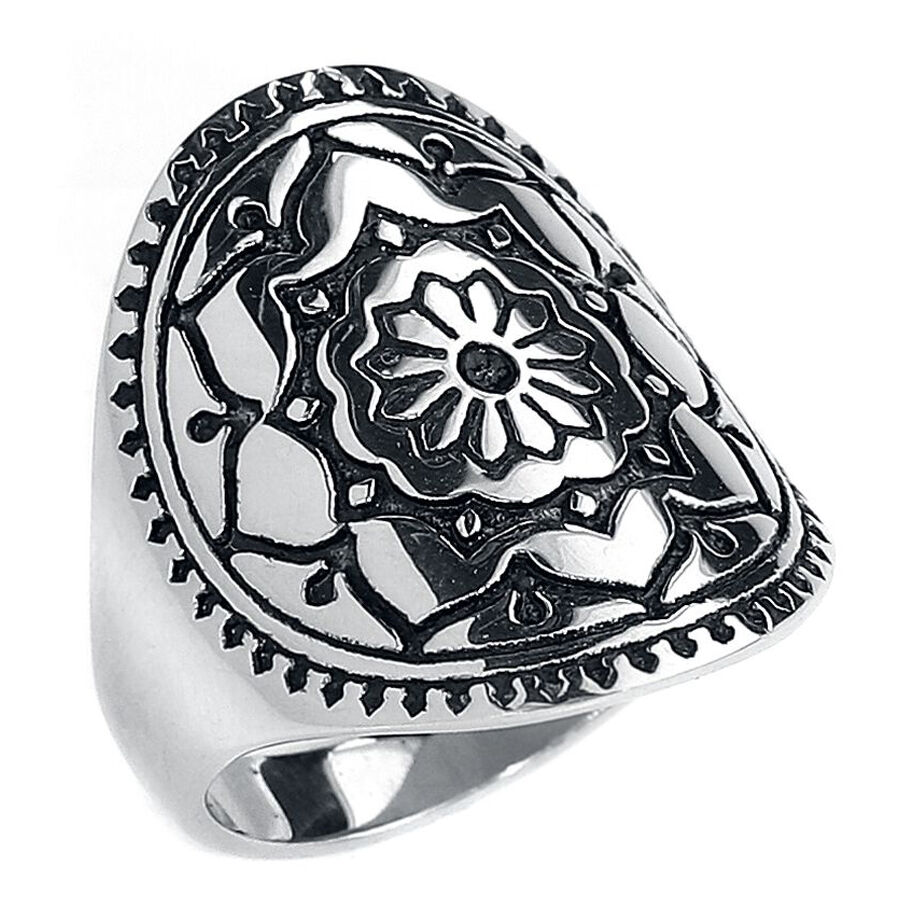 Bague Mandala en acier chirurgical argenté Bague mandala argentée en acier chirurgical sur fond blanc