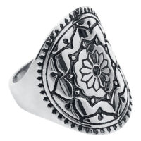 Bague Mandala en acier chirurgical argenté Bague Mandala argentée en acier chirurgical avec motif détaillé sur fond blanc