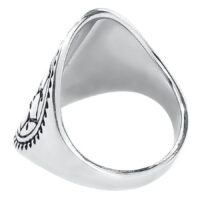 Mandala Ring en acier chirurgical argenté Bague Mandala argentée en acier chirurgical avec design détaillé sur fond blanc