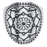 Bague Mandala en acier chirurgical argenté Bague Mandala argentée en acier chirurgical avec motif détaillé sur fond blanc