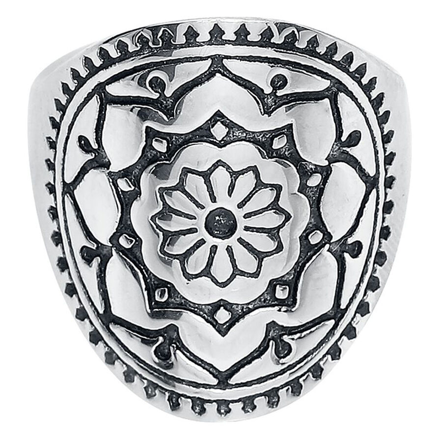 Bague Mandala en acier chirurgical argenté Bague Mandala argentée en acier chirurgical avec motif détaillé sur fond blanc