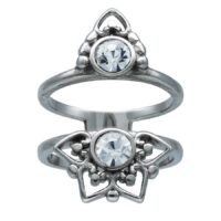 Bague en argent avec cristal et design délicat Bague en argent en acier chirurgical avec cristaux clairs sur fond blanc