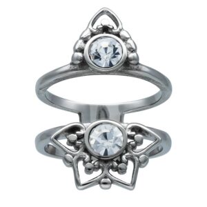 Bague en argent en acier chirurgical avec cristaux clairs sur fond blanc