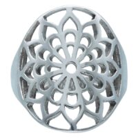Bague fleurie Boho en acier chirurgical argenté Bague Boho argentée avec motif floral sur fond blanc