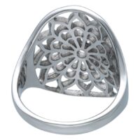 Bague fleurie Boho en acier chirurgical argenté Bague Boho argentée avec motif floral sur fond blanc