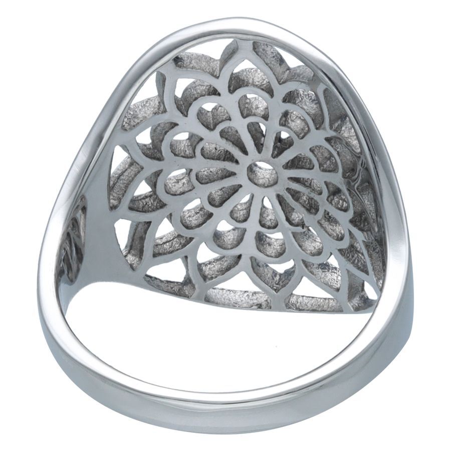 Bague fleurie Boho en acier chirurgical argenté Bague Boho argentée avec motif floral sur fond blanc