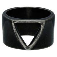 Bague vintage triangle noire en acier Bague noire avec design triangle vintage sur fond blanc