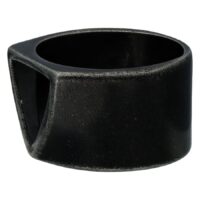 Vintage Bague Noire Triangulaire en Acier Bague en acier chirurgical noir avec forme triangulaire sur fond blanc