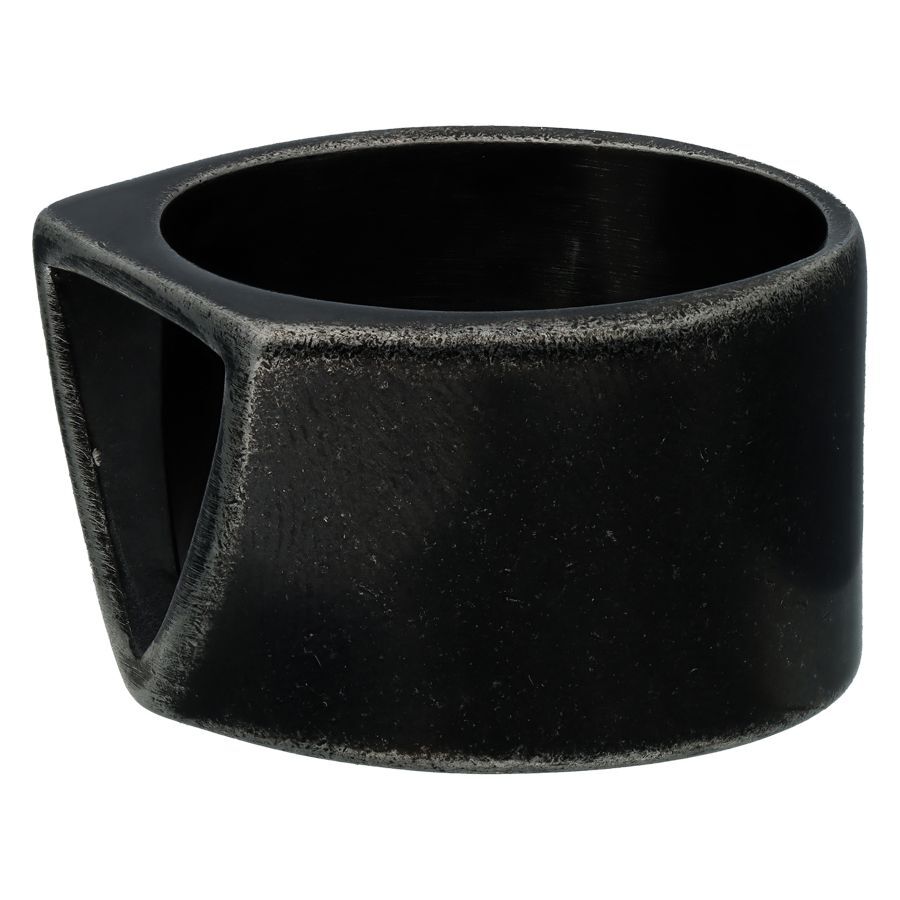 Vintage Bague Noire Triangulaire en Acier Bague en acier chirurgical noir avec forme triangulaire sur fond blanc