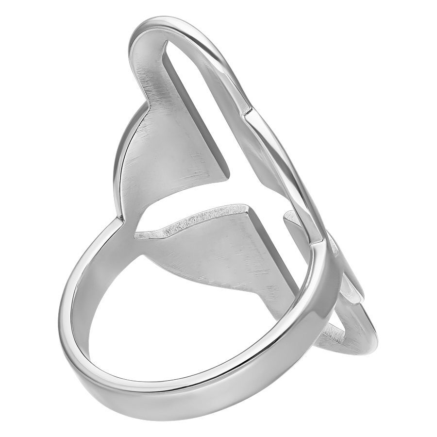 Bague en argent avec design croisé Bague en acier chirurgical argentée avec design croisé sur fond blanc