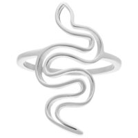 Bague serpent argentée en acier chirurgical taille 17,0 mm sur fond blanc
