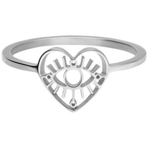Bague argentée en forme de cœur avec motif œil sur fond blanc