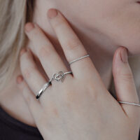 Bague Œil élégante en acier chirurgical Bague Œil en argent en acier chirurgical sur une main de femme, design cœur, gros plan