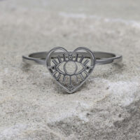 Bague œil en forme de cœur en acier chirurgical Bague argentée en forme de cœur avec motif œil sur pierre grise