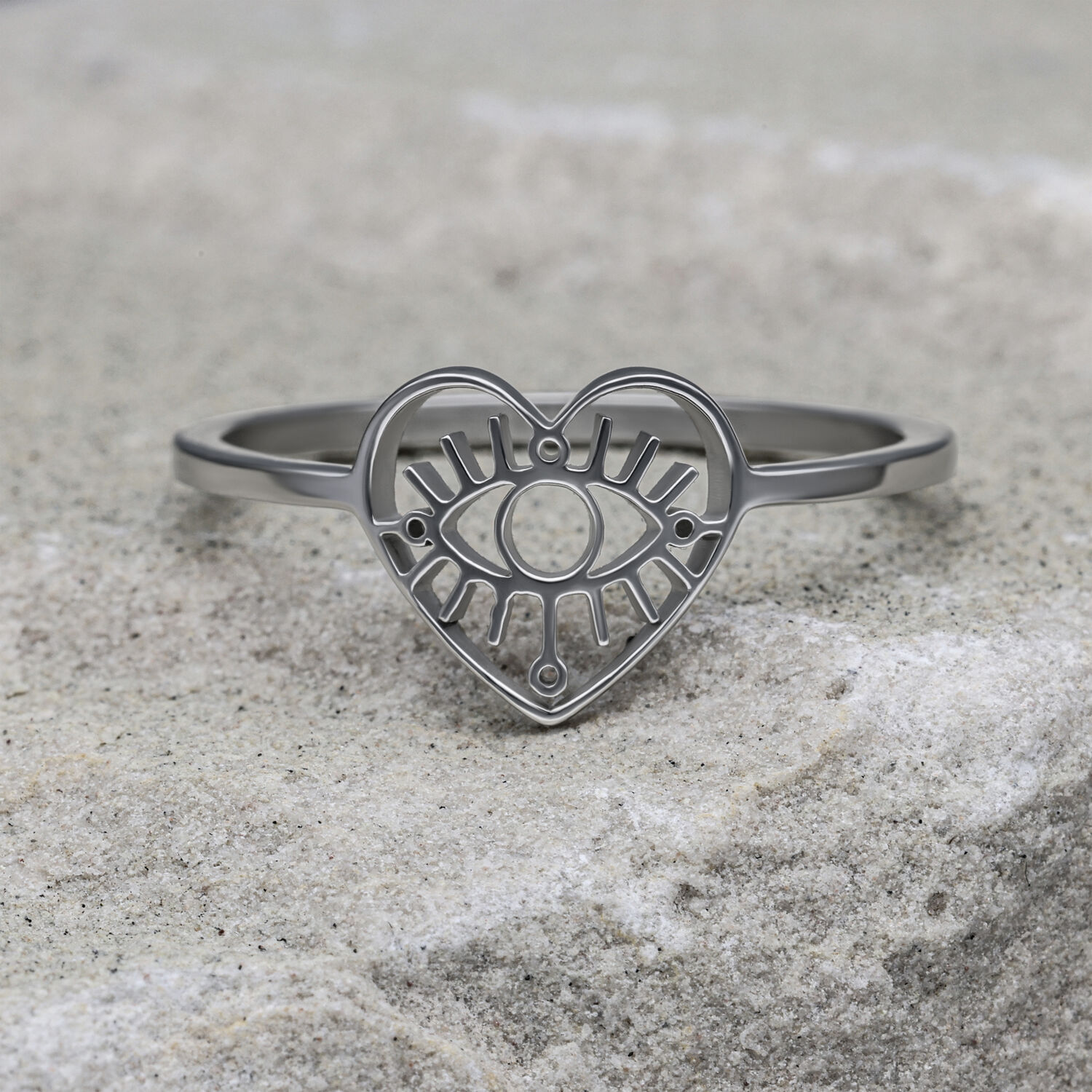 Bague œil en forme de cœur en acier chirurgical Bague argentée en forme de cœur avec motif œil sur pierre grise