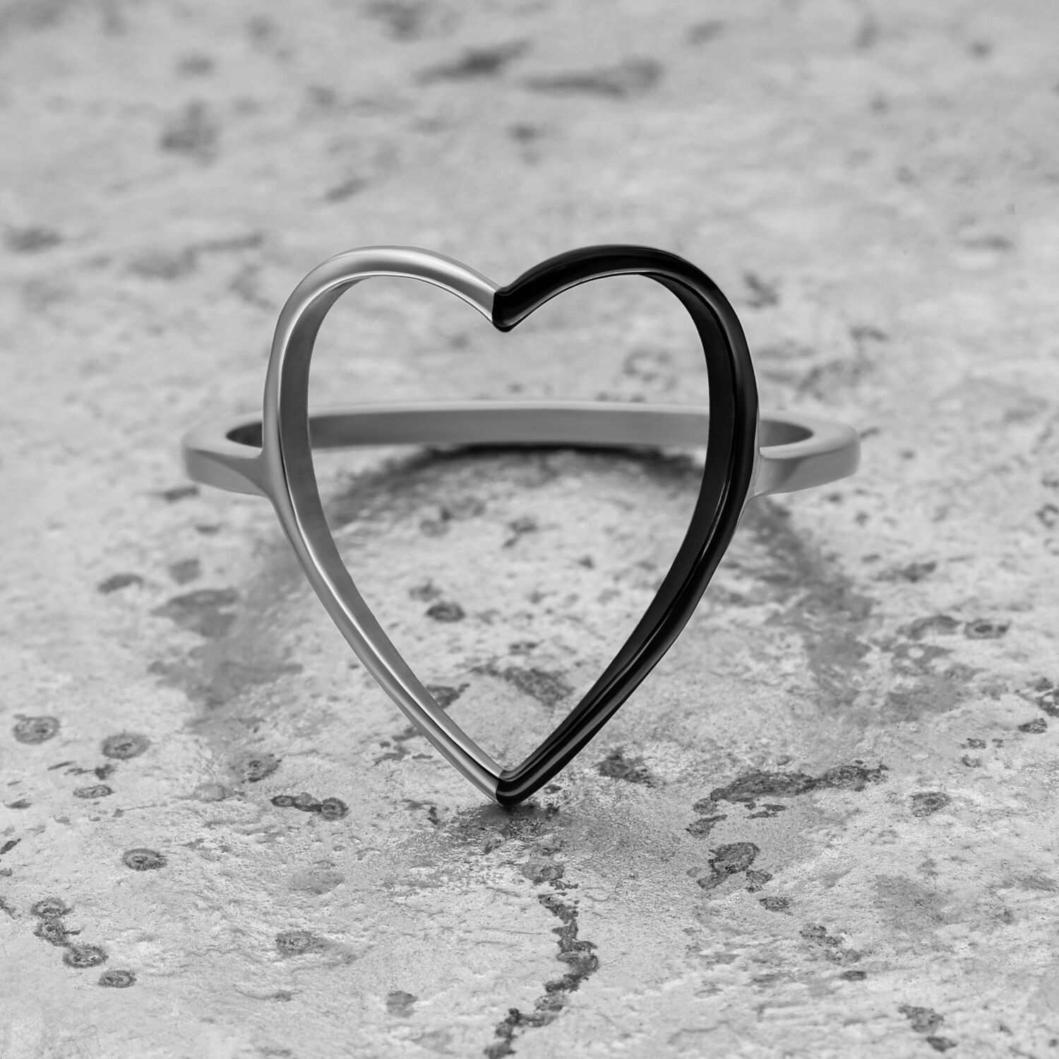 Bague cœur bicolore en acier chirurgical Bague cœur bicolore en argent et noir sur fond gris