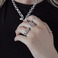 Bague Feuille de Monstera en acier chirurgical Bague feuille de Monstera en argent sur la main, portée avec d'autres bagues