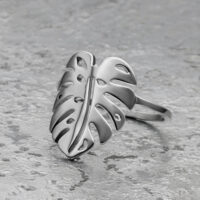 Bague Feuille de Monstera en Argent en Acier Chirurgical Bague feuille de Monstera en argent en acier chirurgical sur fond gris