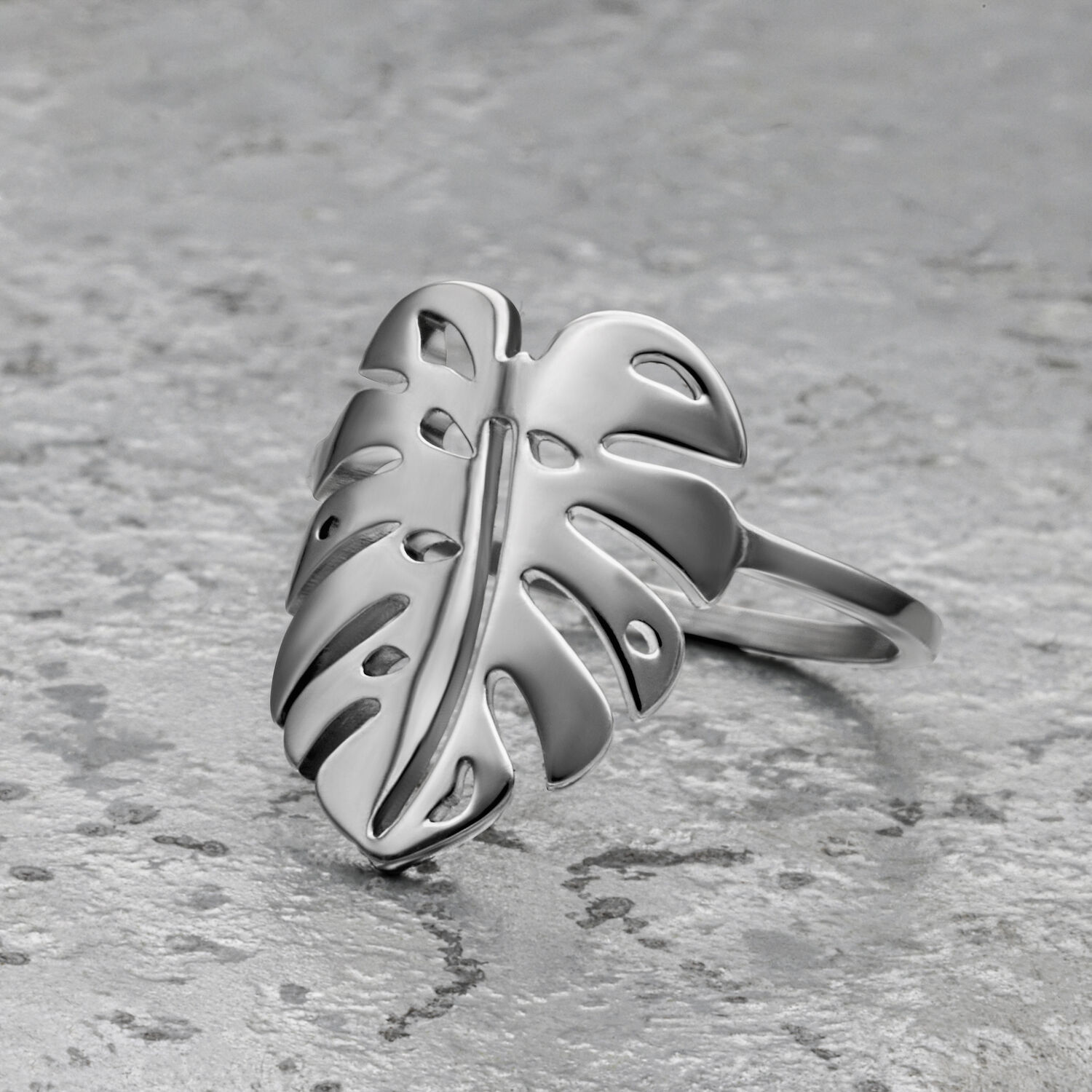 Bague Feuille de Monstera en Argent en Acier Chirurgical Bague feuille de Monstera en argent en acier chirurgical sur fond gris