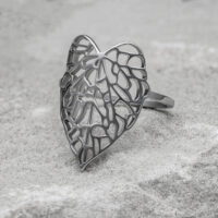 Anneau Lovely Leaf argenté en taille 17,0 mm Anneau argenté en forme de feuille sur fond gris, taille 17,0 mm