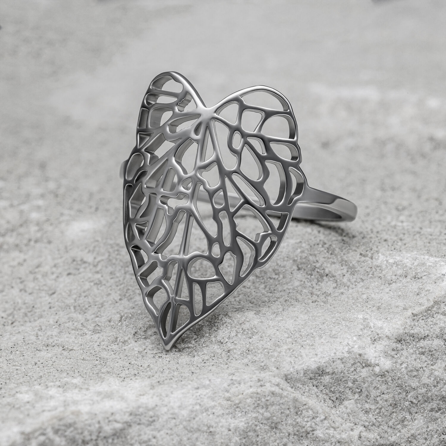 Anneau Lovely Leaf argenté en taille 17,0 mm Anneau argenté en forme de feuille sur fond gris, taille 17,0 mm
