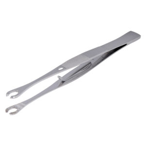 Pince ovale ouverte en argent sur fond blanc, fine et en acier inoxydable