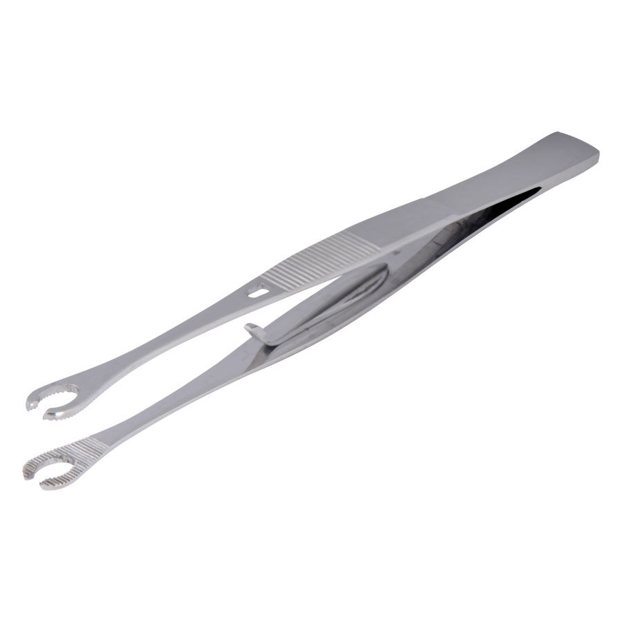 Pince ovale ouverte en argent pour piercing Pince ovale ouverte en argent sur fond blanc, fine et en acier inoxydable