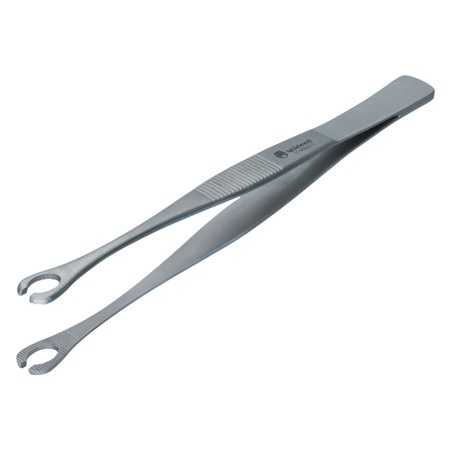 Pince en acier inoxydable sans fermeture pour piercing Pince argentée en acier inoxydable sans fermeture sur fond blanc