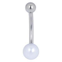 Clou d'oreille banane en titane argenté avec boule en perle Piercing nombril en titane argenté avec boule en perle blanche sur fond blanc