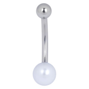 Piercing nombril en titane argenté avec boule en perle blanche sur fond blanc
