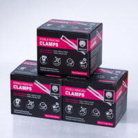 Trois boîtes noires avec l'inscription 'Sterile Piercing Clamps' sur fond blanc