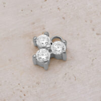 Pendentif en cristal en acier chirurgical Pendentif en cristal argenté avec trois pierres scintillantes sur fond clair