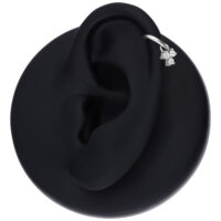 Pendentif en cristal argenté pour piercing d'oreille Pendentif en cristal argenté sur un modèle d'oreille noir