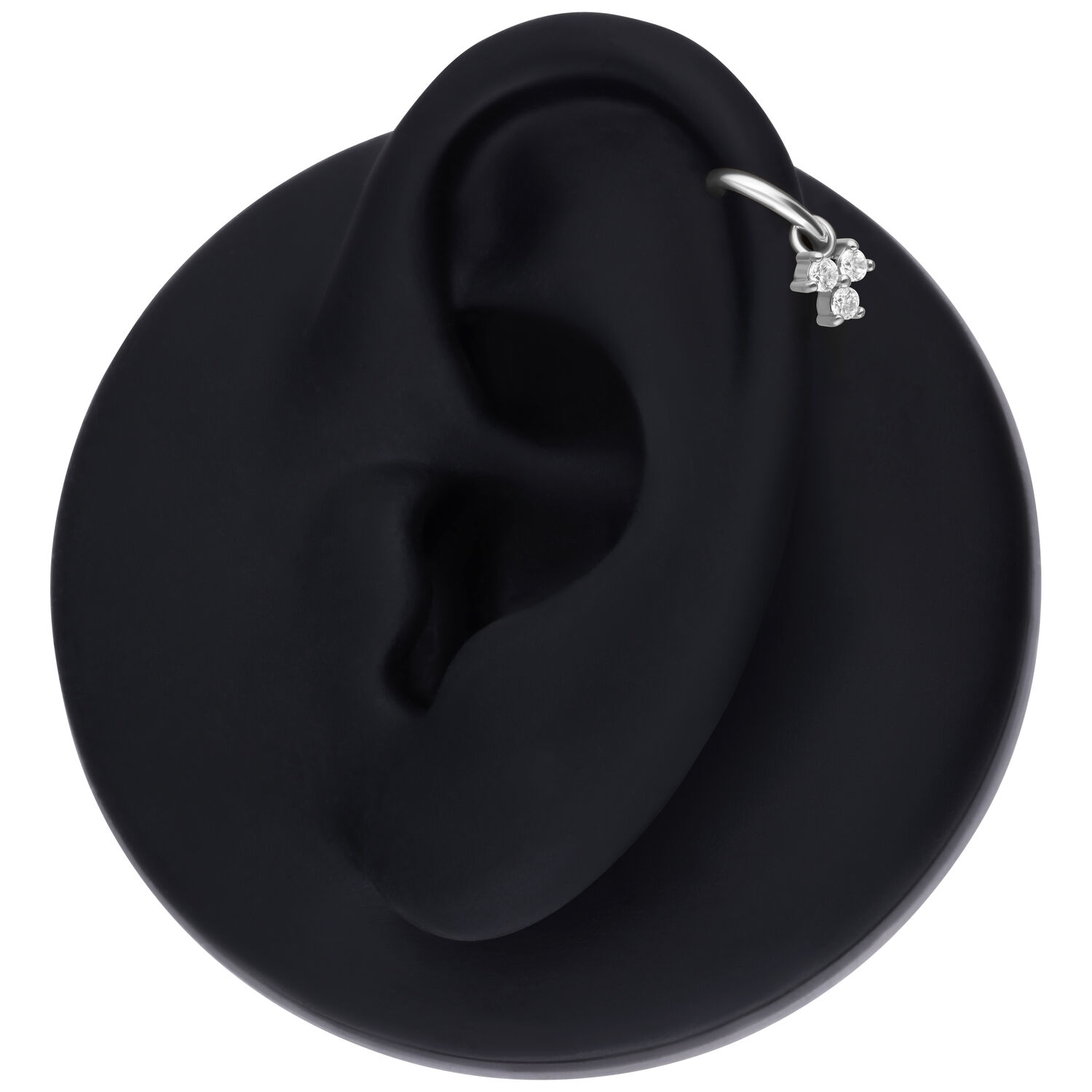 Pendentif en cristal argenté pour piercing d'oreille Pendentif en cristal argenté sur un modèle d'oreille noir