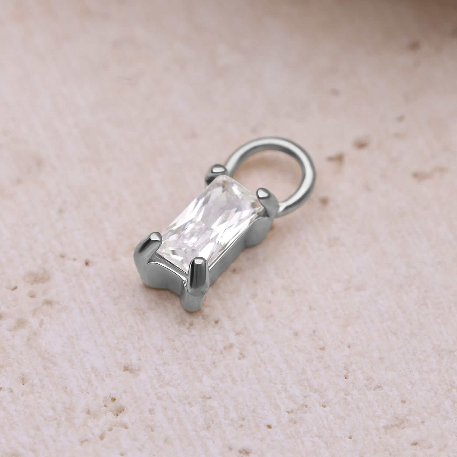 Pendentif Baguette en Cristal Argenté sur fond beige