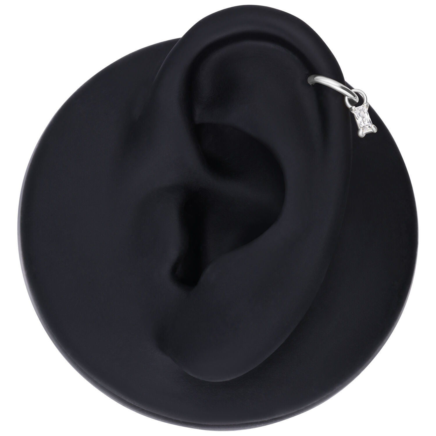 Pendentif baguette en cristal argenté sur un modèle d'oreille noire