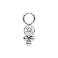 Pendentif de piercing argenté avec cristal Pendentif de piercing argenté avec cristal rond et billes sur fond blanc