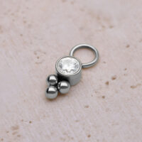 Pendentif piercing en cristal en acier chirurgical Pendentif piercing argenté avec cristal et boules sur fond clair