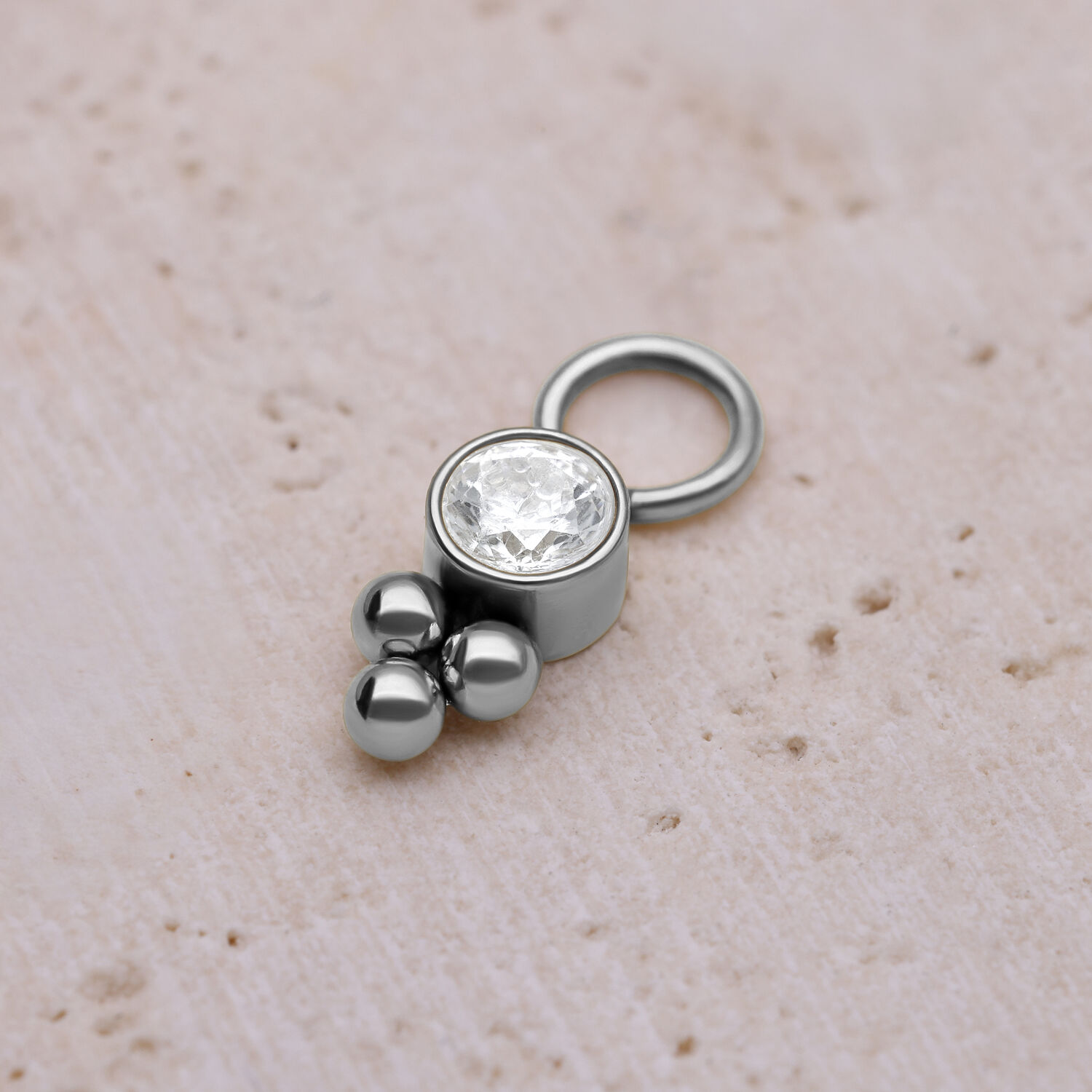 Pendentif piercing en cristal en acier chirurgical Pendentif piercing argenté avec cristal et boules sur fond clair