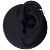 Pendentif rond en cristal pour piercing en argent Pendentif en argent avec cristal rond sur un modèle d'oreille noir