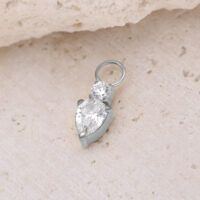 Pendentif Mystic Crystal en acier chirurgical Pendentif argenté Mystic Crystal en acier chirurgical sur pierre claire