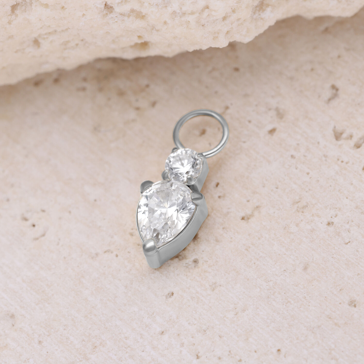 Pendentif Mystic Crystal en acier chirurgical Pendentif argenté Mystic Crystal en acier chirurgical sur pierre claire