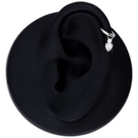 Pendentif de piercing Mystic Crystal en argent Pendentif de piercing en argent avec cristal sur modèle d'oreille noir