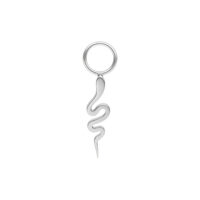 Pendentif serpent en métal argenté Pendentif serpent en acier chirurgical argenté sur fond blanc