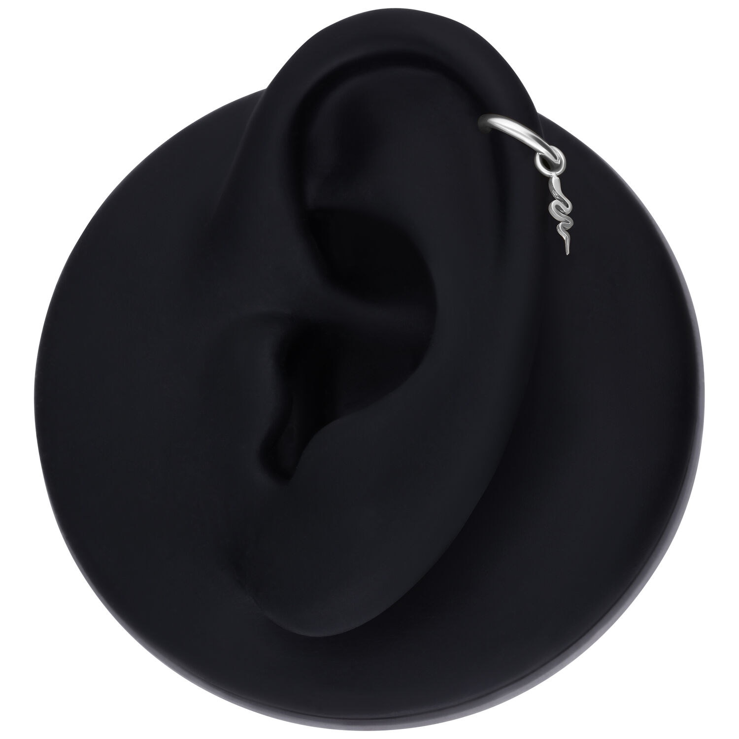 Pendentif serpent argenté pour piercings d'oreille Pendentif serpent argenté sur modèle d'oreille noir, vue latérale