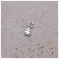 Pendentif Goutte de Cristal en Acier Chirurgical Pendentif goutte en argent avec cristal sur fond beige