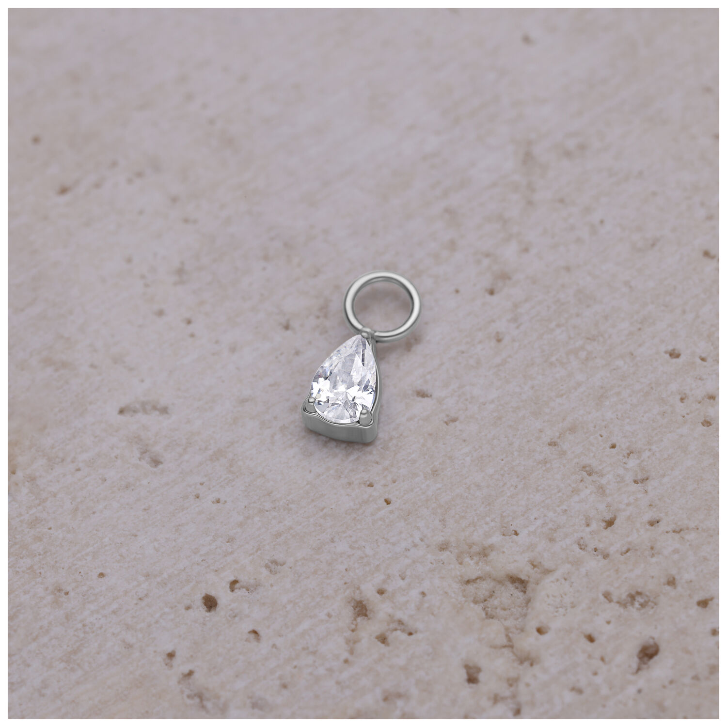 Pendentif Goutte de Cristal en Acier Chirurgical Pendentif goutte en argent avec cristal sur fond beige