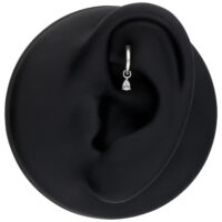 Pendentif de piercing goutte de cristal en argent Pendentif goutte de cristal en argent sur modèle d'oreille noir