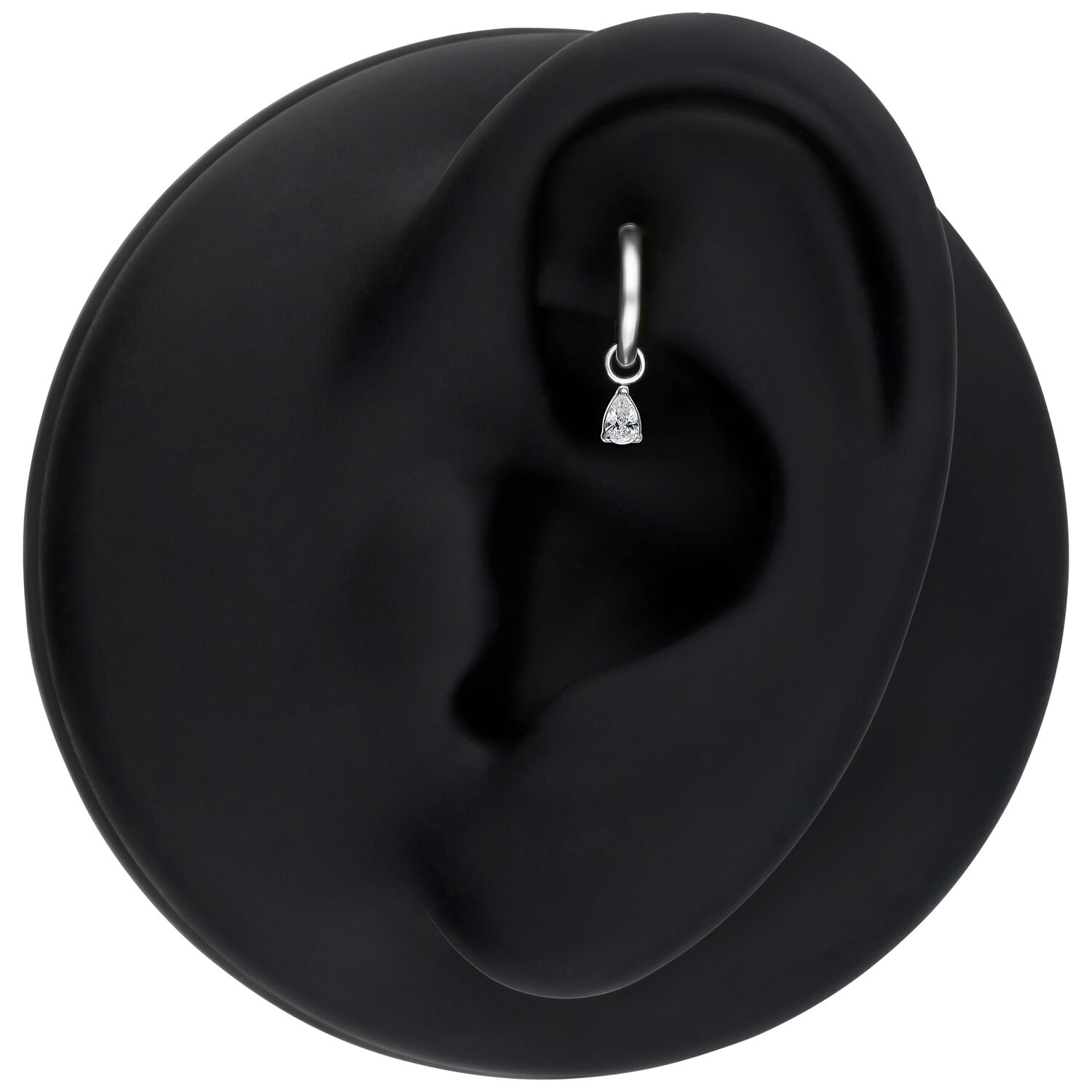 Pendentif de piercing goutte de cristal en argent Pendentif goutte de cristal en argent sur modèle d'oreille noir