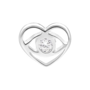 Embout en forme de cœur en argent avec cristal clair au centre sur fond blanc